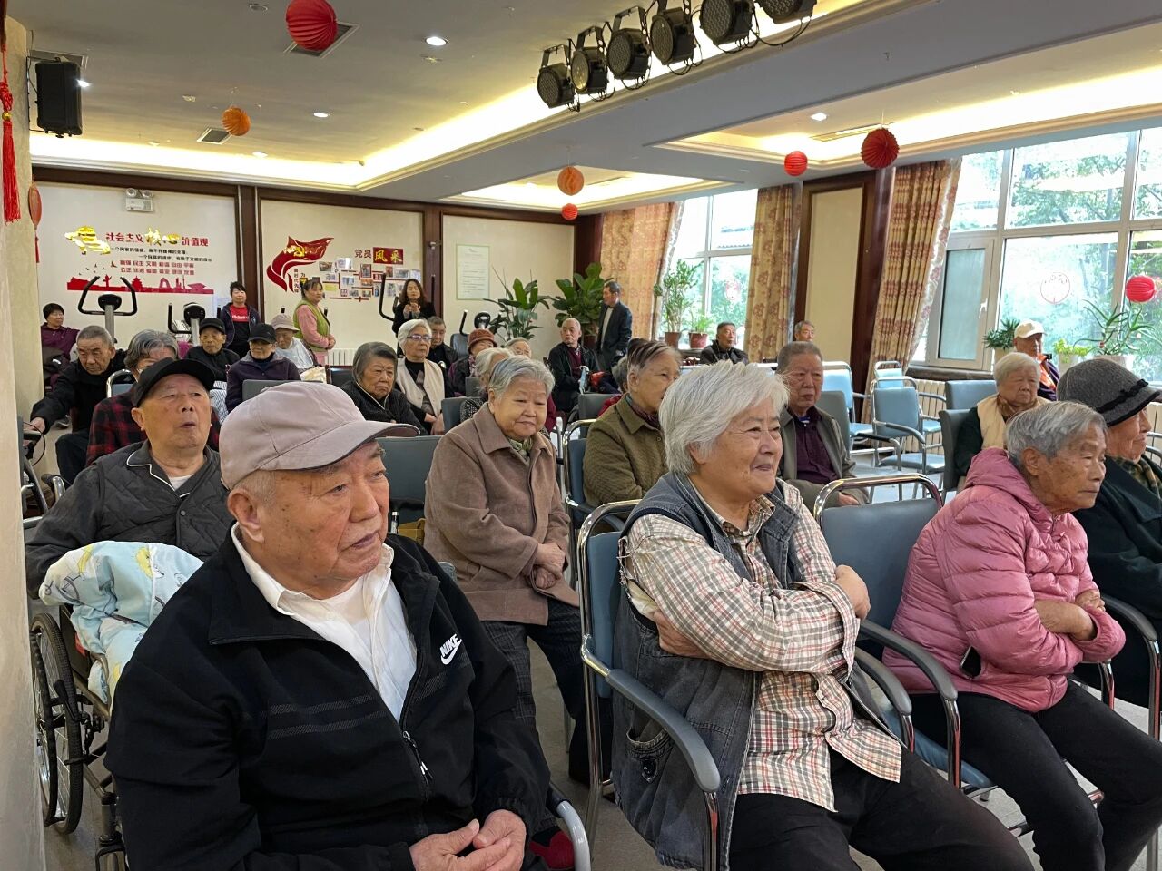 一湾碧水开展 “冬日送暖,颐养安康” 公